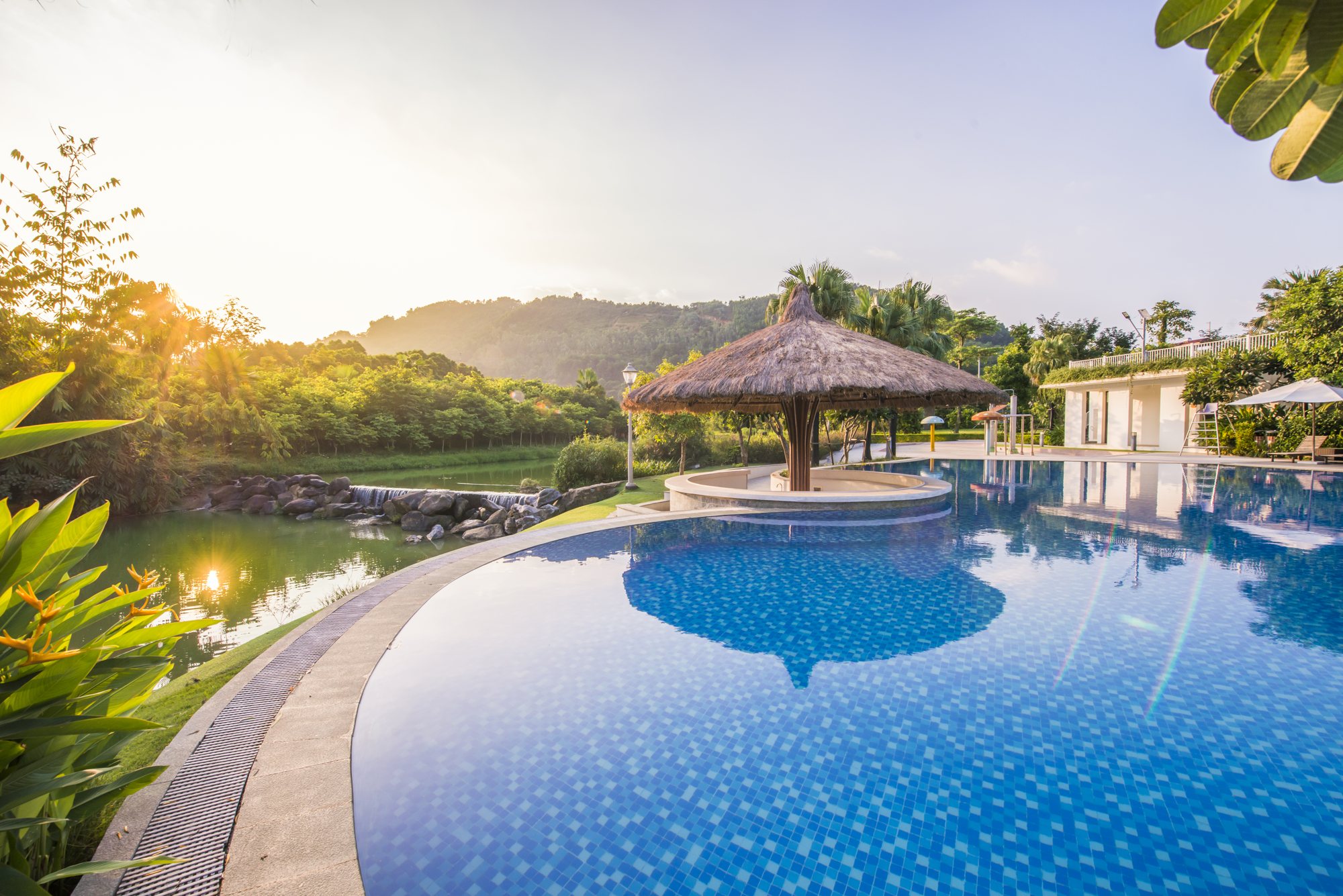 Bể bơi vô cực view núi